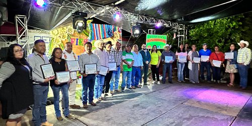 Comisaría Ejidal de La Loma, entrega reconocimiento al presidente municipal de Rioverde Arnulfo Urbiola