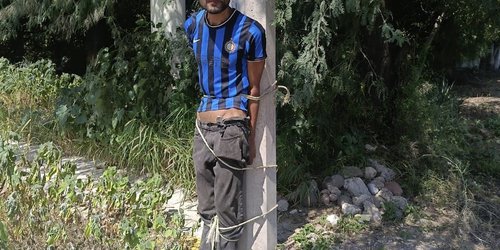 Amarran a un poste a presunto ladrón de elotes en Ciudad Fernández