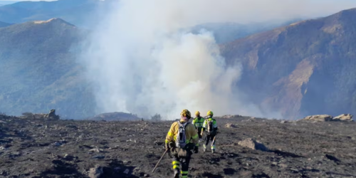 Un incendio en el Pico del Lobo, en Guadalajara, calcina ya más de 550 hectáreas