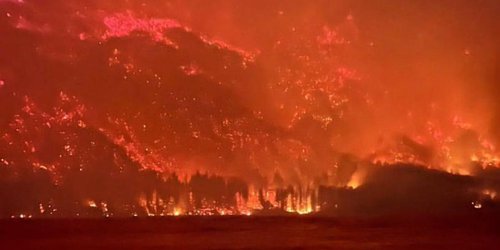Devastador incendio forestal en la Patagonia; evacúan a 3 mil turistas.