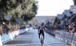 Isaac del Toro cierra temporada con triunfo en el Giro del Veneto.