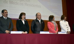 Reconoce Juan Manuel Carreras trabajos científicos de médicos residentes