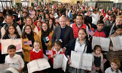 Entrega JM Carreras 510 actas de doble nacionalidad a niños, niñas y jóvenes potosinos