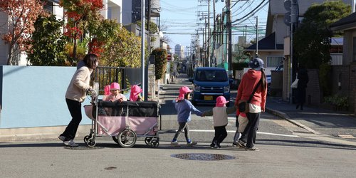 En Japón ya no saben qué hacer para reactivar su natalidad y han recurrido a una idea extrema: guarderías gratis en Tokio