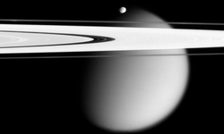 Titán, la Luna de Saturno, podría no tener un océano subterráneo como se creía, revela estudio.