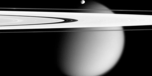 Titán, la Luna de Saturno, podría no tener un océano subterráneo como se creía, revela estudio.