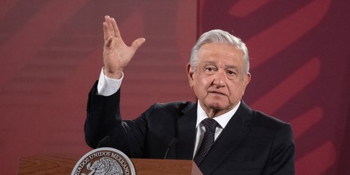 Analiza López Obrador quitar el horario de verano en México