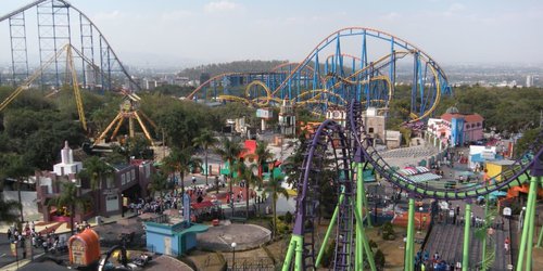 Acusan que Six Flags intentó sacar a dos hombres por darse un beso