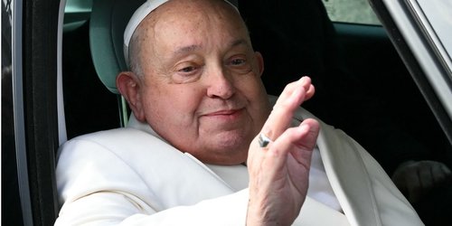 Hospitalizan al Papa Francisco por bronquitis