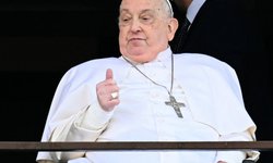 El papa Francisco se recupera con fisioterapia, misa y trabajo