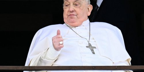 El papa Francisco se recupera con fisioterapia, misa y trabajo