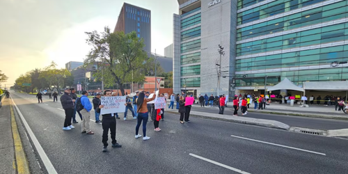 Trabajadores del SAT protestan en CDMX tras amenazas de despidos: Calles cerradas y oficinas sin servicio.