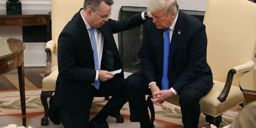 Evangélicos y católicos ya no ven “tan bueno” a Trump