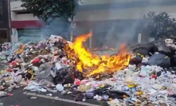 Ciudad de México: Trabajadores de limpia bloquean vialidades y descargan camiones de basura frente oficinas de Capital Humano