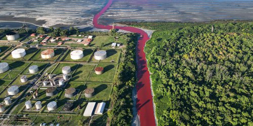 Río en las afueras Buenos Aires se 'tiñe' de rojo; vecinos denuncian contaminación