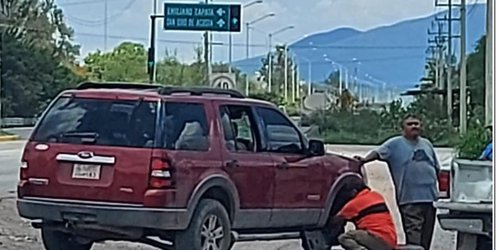 A camioneta se le zafó una llanta, salió de la carretera e impacto a otra estacionada