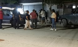 Conductor de camioneta impacta cuatro vehículos estacionados en calle Moctezuma