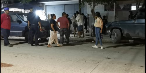 Conductor de camioneta impacta cuatro vehículos estacionados en calle Moctezuma
