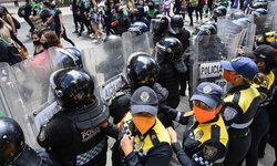 ‘¿Eso es feminismo?’: Sheinbaum condena violencia contra mujeres policía y defiende operativo del #28S
