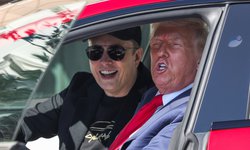 Trump critica 'boicot' contra Musk y lo apoya comprando un Tesla