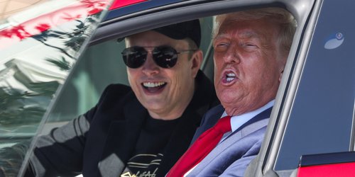 Trump critica 'boicot' contra Musk y lo apoya comprando un Tesla