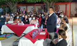 Maestros y familias reconocen trabajo del alcalde Urbiola