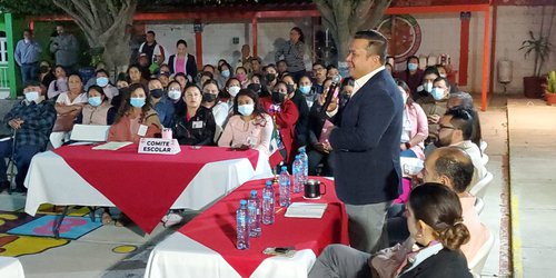 Maestros y familias reconocen trabajo del alcalde Urbiola