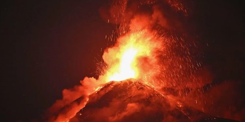 Erupción de volcán en Guatemala obliga a evacuar a cientos de personas