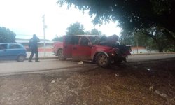 Dos heridos al chocar camioneta con árbol en Tamasopo