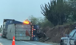 Volcó semiremolque  en carretera 70 Rioverde-Rayón