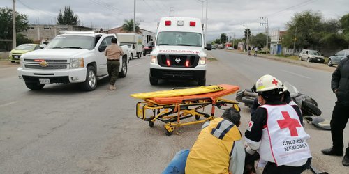 Mujer herida al ser embestida en su moto por auto fantasma, en el bulevar