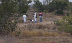 Encuentran a persona sin vida a un lado de la carretera a San Ciro