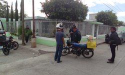 Estudiantes atropellan a repartidor de tortillas y lo abandonan