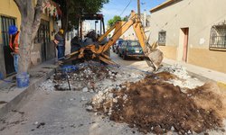 Cierran calle Escandón para reparar fuga de agua