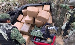 Militares aseguran droga y armas en Villa de Arriaga