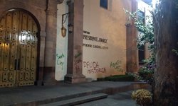 Aparecen pintas en edificio “Presidente Juárez” del Congreso Estatal