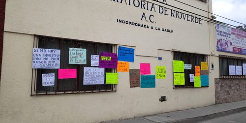 Nuevas mantas en la prepa Río, ahora a favor de maestro
