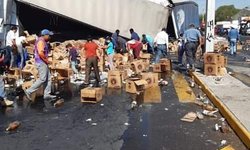 Volcó trailer cargado de cerveza cerca de SLP