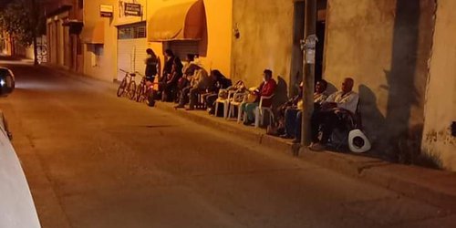 Retiraron a adultos mayores que por la noche se formaban para cobrar su pensión