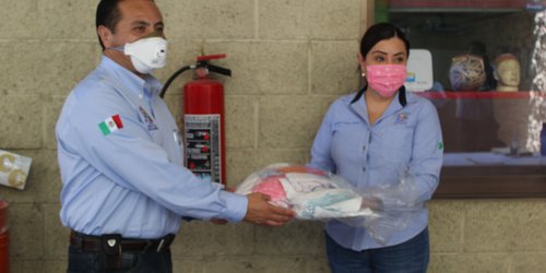 Con recursos propios, titular de INMUJER elabora cubrebocas