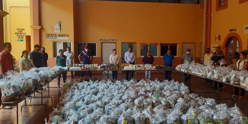 Jefes de departamento ‘hacen coperacha’ para donar despensas a gente necesitada