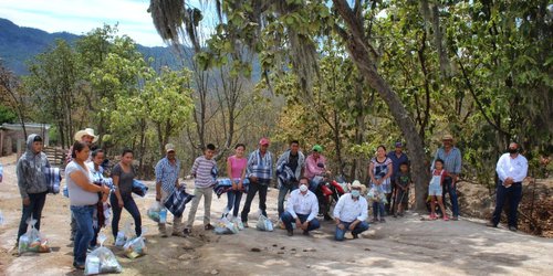 Apoyan con despensas y cobijas a habitantes de Joyas de Durazno que combatieron incendio forestal
