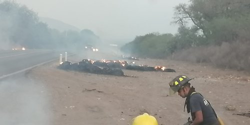 Se incendia carga de alfalfa que transportaba camión