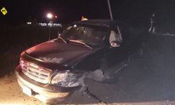 Chocan vehículos sobre la carretera 70, frente al ejido El Refugio