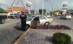 Tráiler impactó y lanzó a camellón del Bulevar a frágil Tsuru