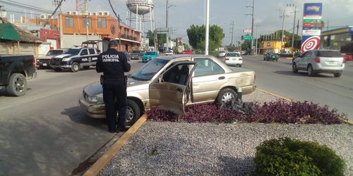 Tráiler impactó y lanzó a camellón del Bulevar a frágil Tsuru