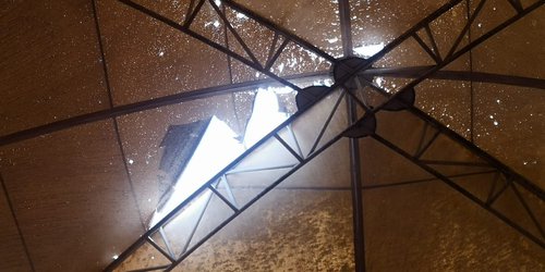 Techo del IMAC destrozado: Le urge cambiar lona