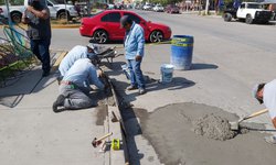 Clausuran descargas de drenaje a calle Gama por parte de Aurrerá