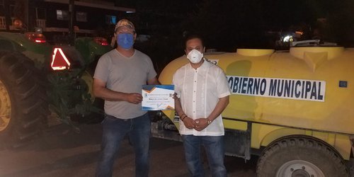 Reconocen a Mauricio López que prestó tractor y lo operó para sanitizar