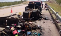 Se quema camioneta de "paisanos" del Refugio, en carr. Cerritos-Tula
